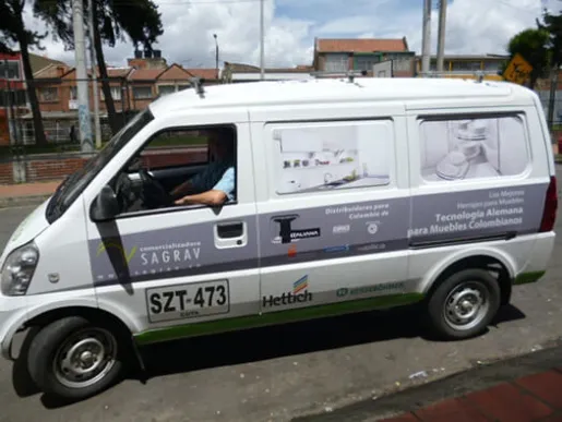 Furgoneta rotulada con vinilo impreso a media altura, con el logotipo del cliente y los de las marcas que distribuye.