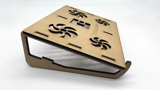 Soporte de portátil montado con piezas planas de MDF cortadas a láser y ensambladas sin tornillos.